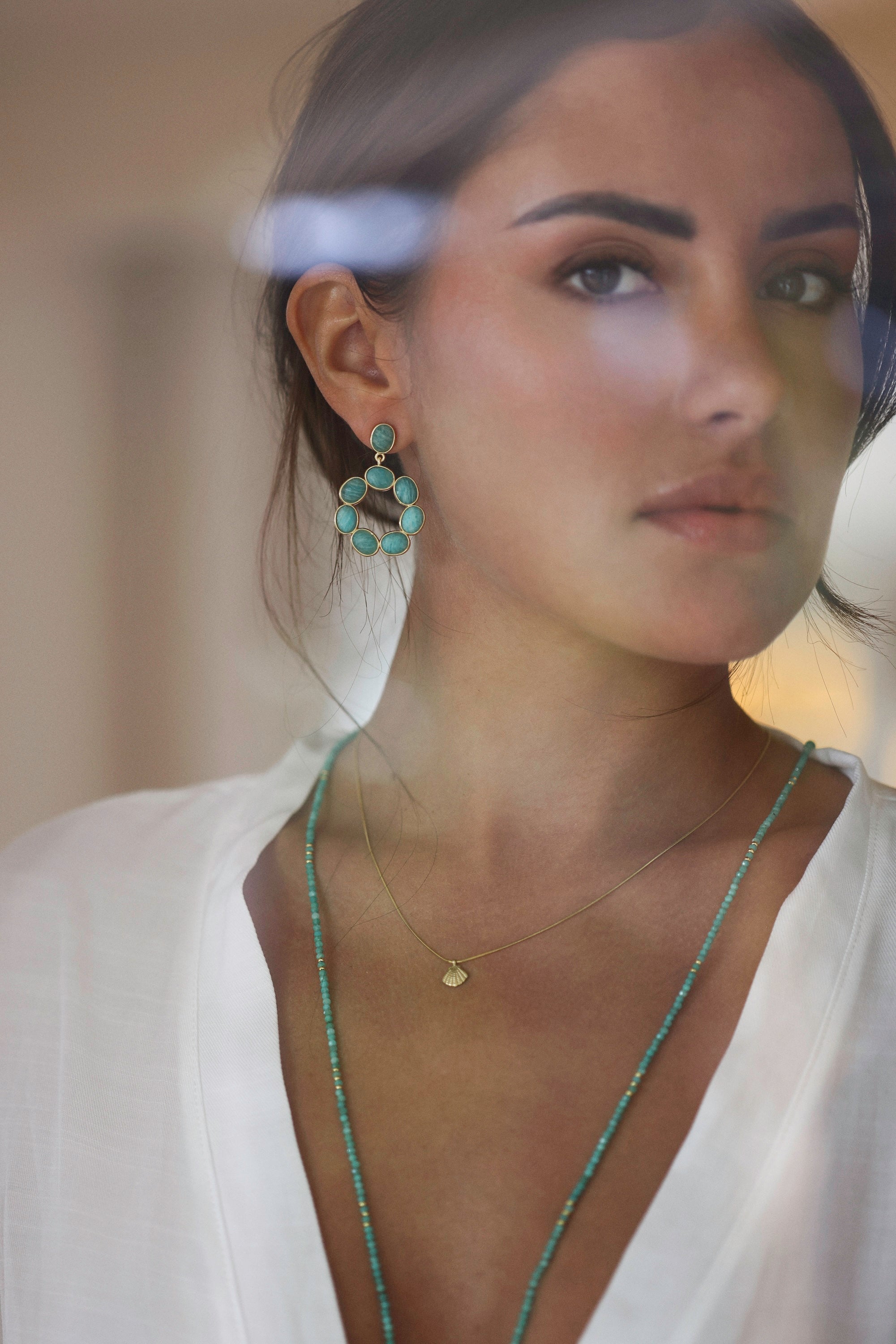Boucles d'oreilles dorées Emmie amazonite portées