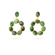 Boucles d'oreilles pendantes dorées Emmie en rubis zoïsite - Bijou photographié sur fond blanc