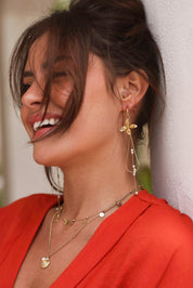 Boucles d'oreilles dorées Goldie portées
