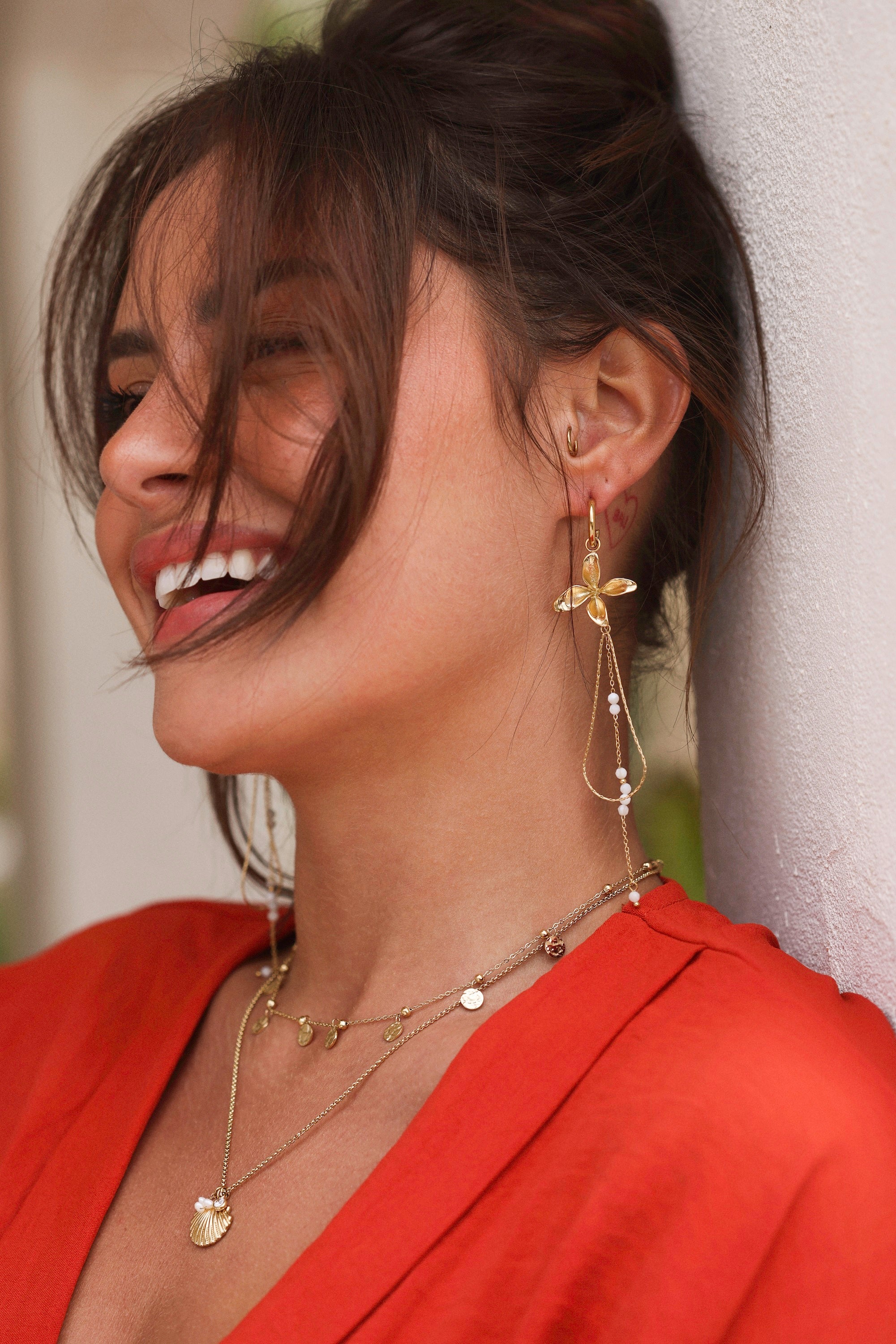 Boucles d'oreilles dorées Goldie portées