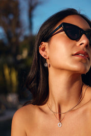 Boucles d'oreilles dorées Ilaria pendentif œil - Bijou porté