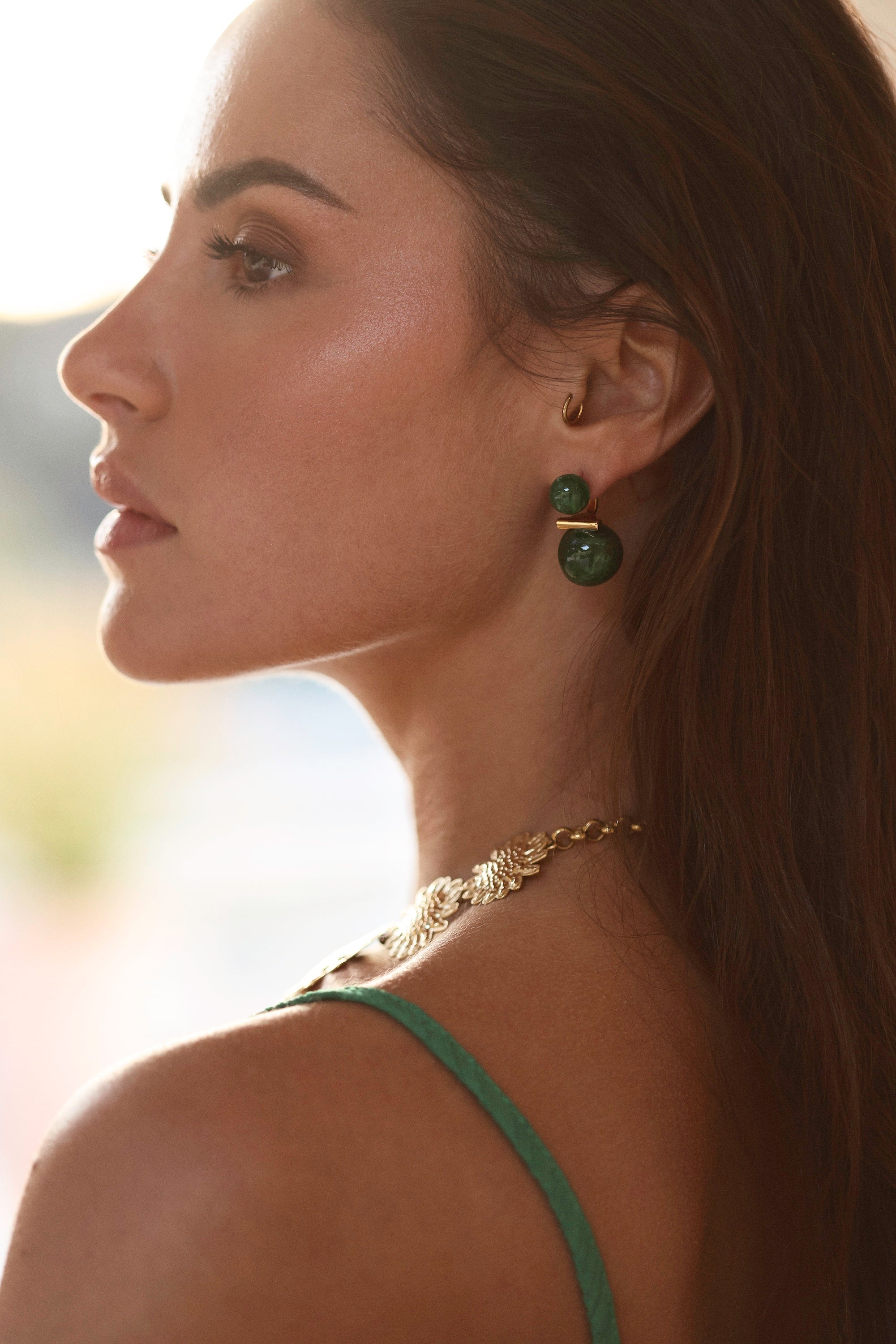 Boucles d'oreilles dorées Kendra vert acétate - Bijou porté