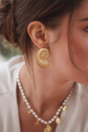 Boucles d'oreilles dorées Larysa portées