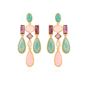 Boucles d'oreilles dorées pendantes empierrées - Bijou photographié sur fond blanc