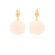 Boucles d'oreilles pendantes dorées Malu blanc acétate  - Bijou photographié sur fond blanc