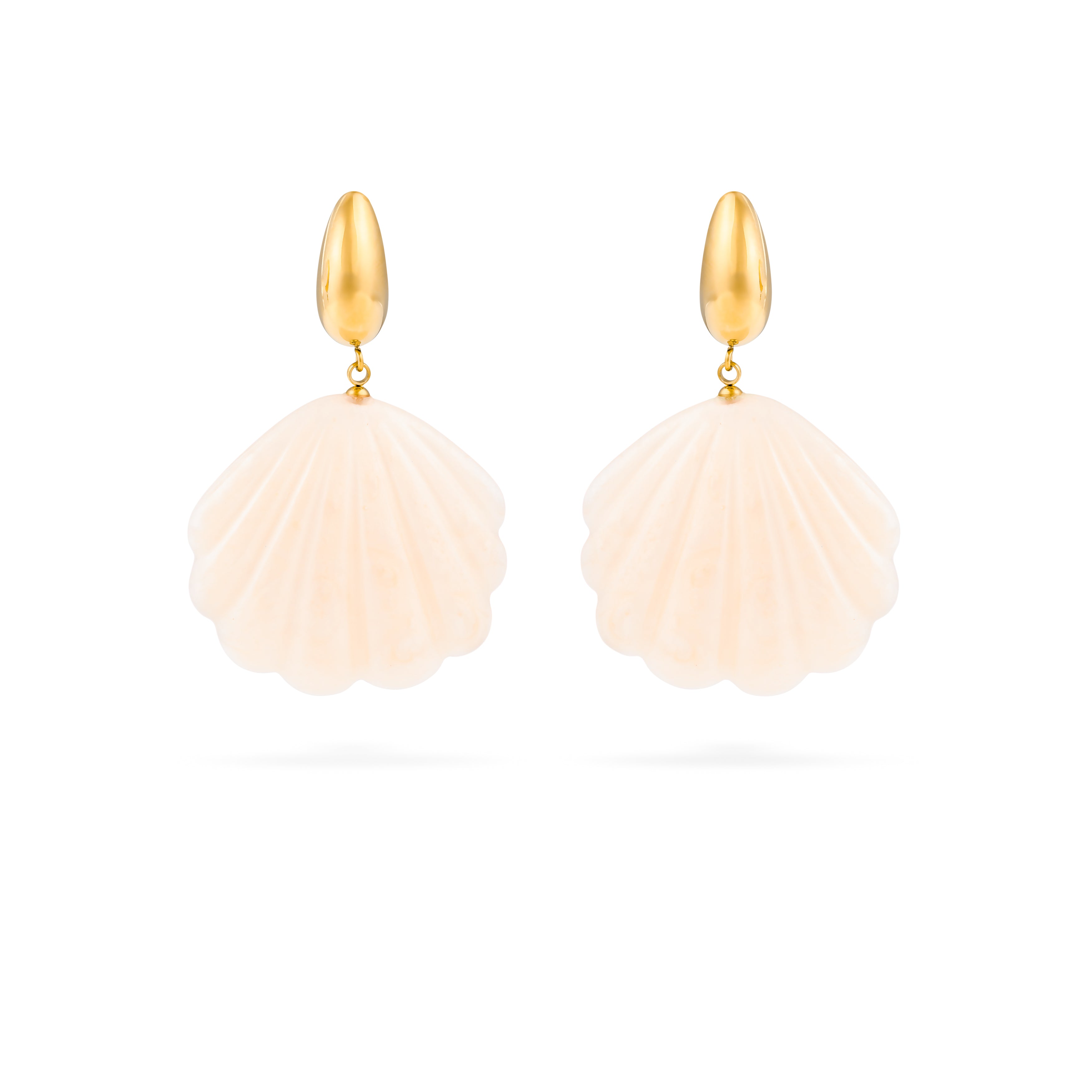 Boucles d'oreilles pendantes dorées Malu blanc acétate  - Bijou photographié sur fond blanc