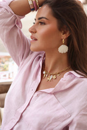 Boucles d'oreilles dorées Malu Blanc coquillage en acétate - Bijou porté