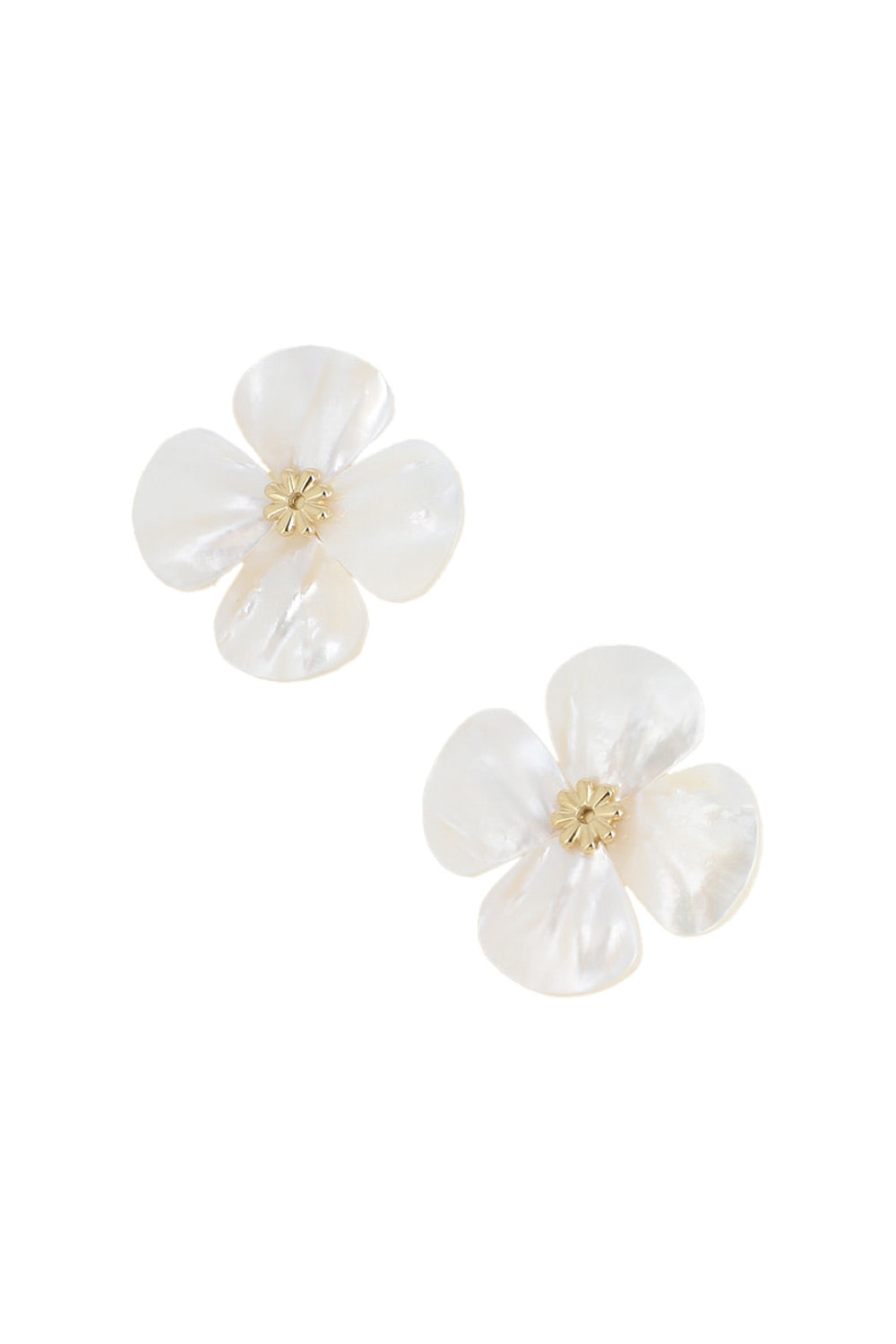 Boucles d'oreilles dorées Melanie puces fleurs en nacre - Bijou photographié sur fond blanc
