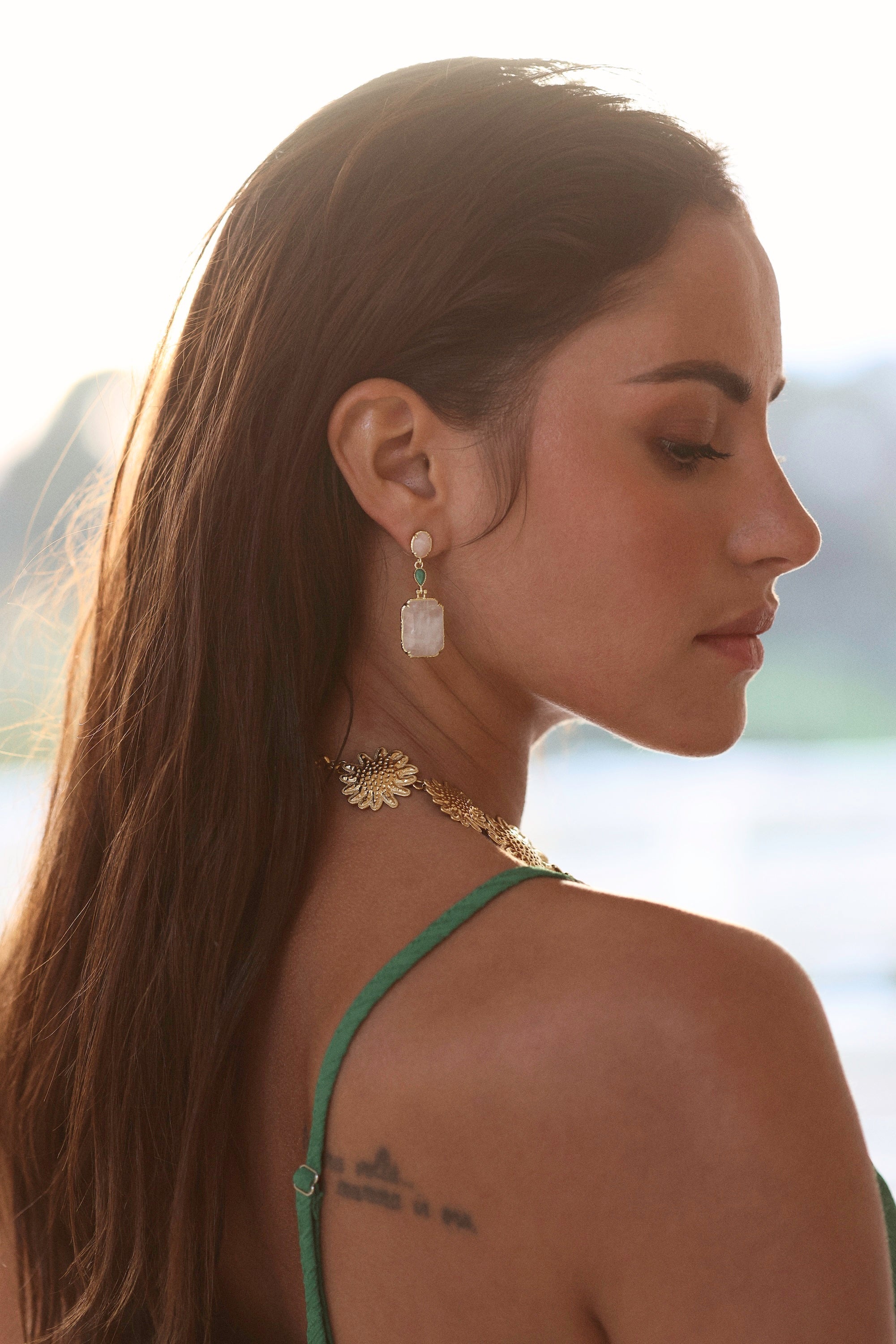 Boucles d'oreilles dorées Nahia pendantes - Bijou porté