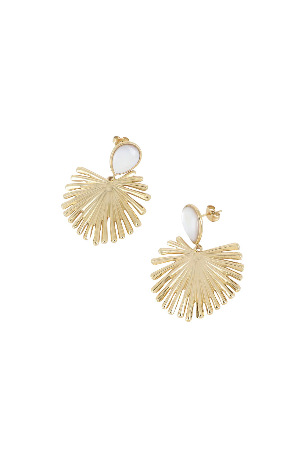 Boucles d'oreilles pendantes dorées Naïa nacre - Bijou photographié sur fond blanc