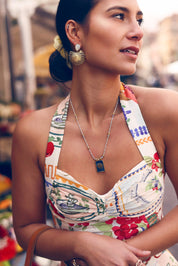 Boucles d'oreilles pendantes dorées Naïa nacre - Bijou porté