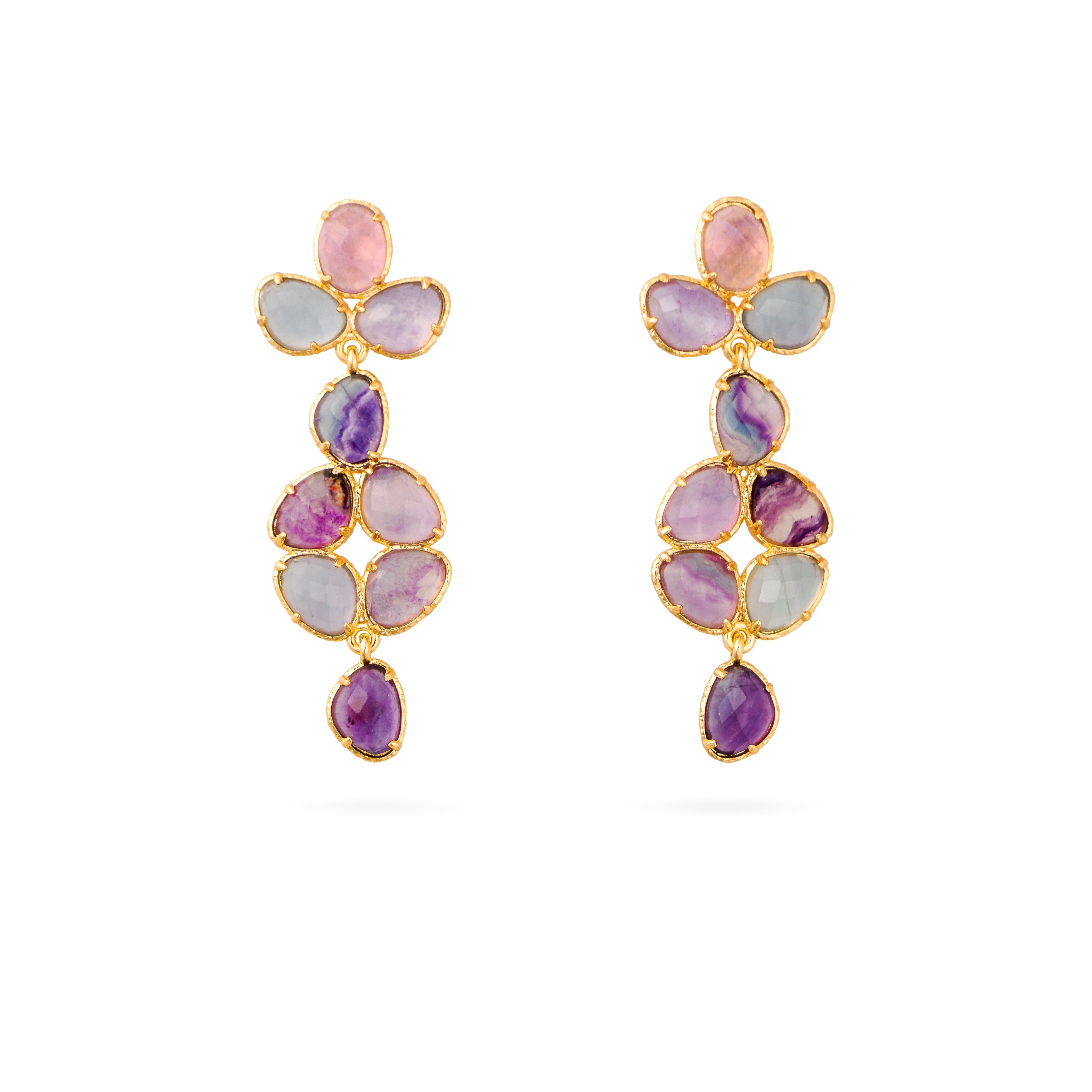 Boucles d'oreilles pendantes dorées Célia améthyste - Bijou photographié sur fond blanc