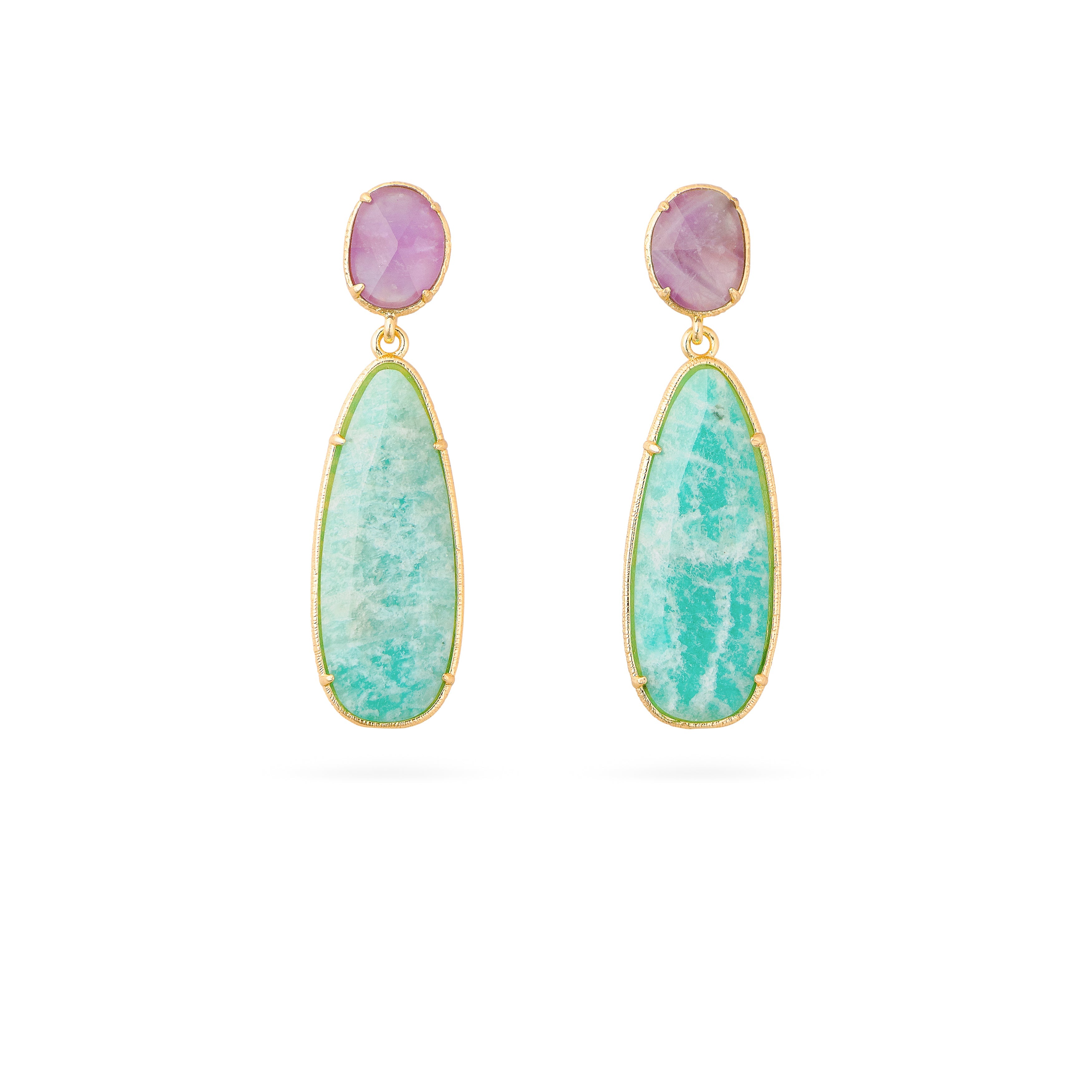 Boucles d'oreilles dorées Lesya pendantes en améthyste et amazonite - Bijou photographié sur fond blanc
