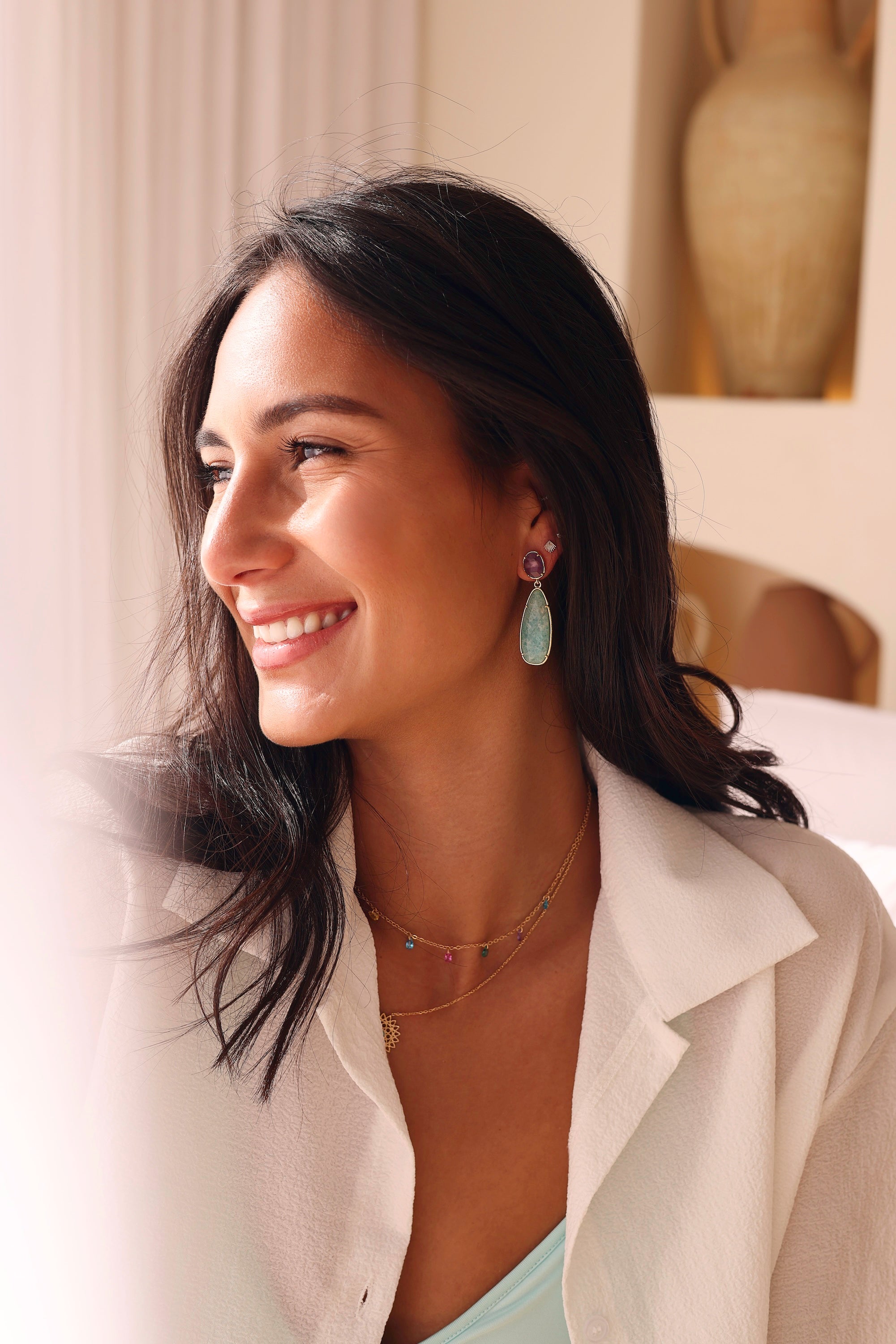 Boucles d'oreilles dorées Lesya pendantes en améthyste et amazonite - Bijou porté