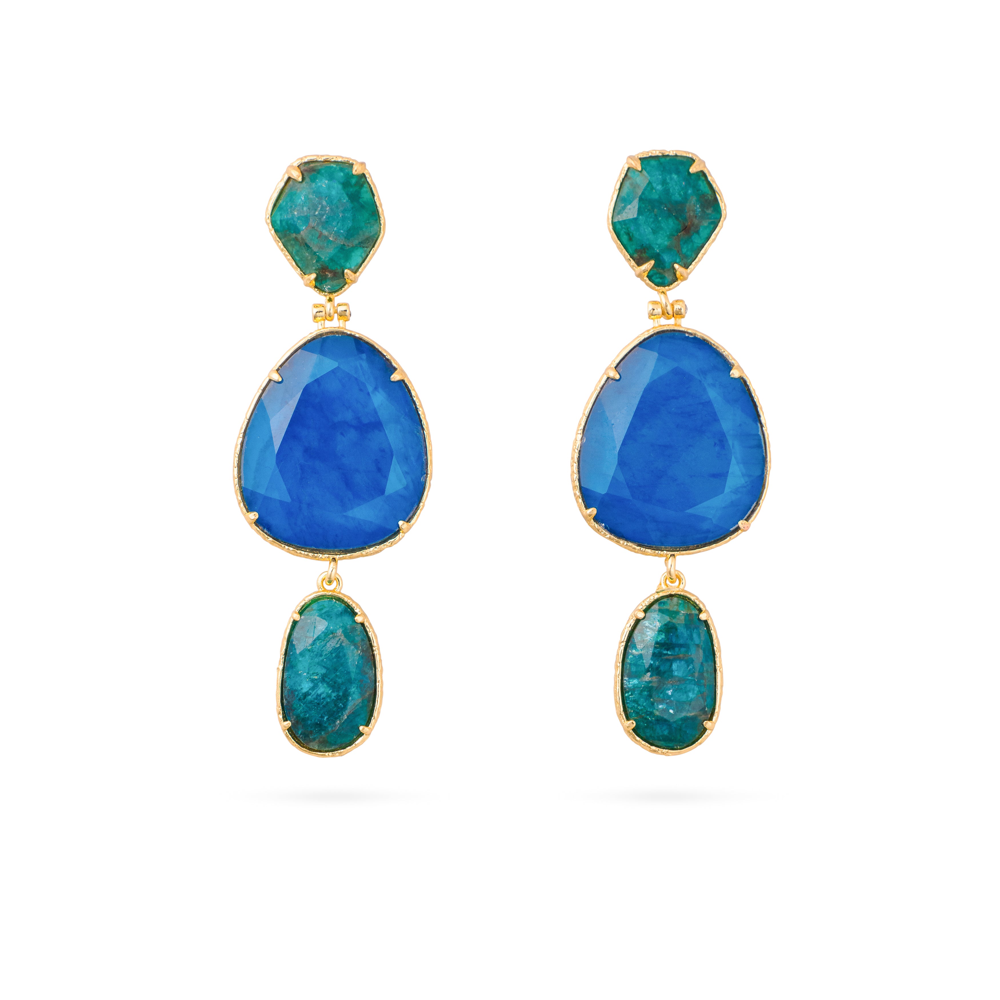 Boucles d'oreilles dorées pendantes Timy bleu - Bijou photographié sur fond blanc