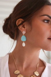 Boucles d'oreilles pendantes dorées Timy rose portées