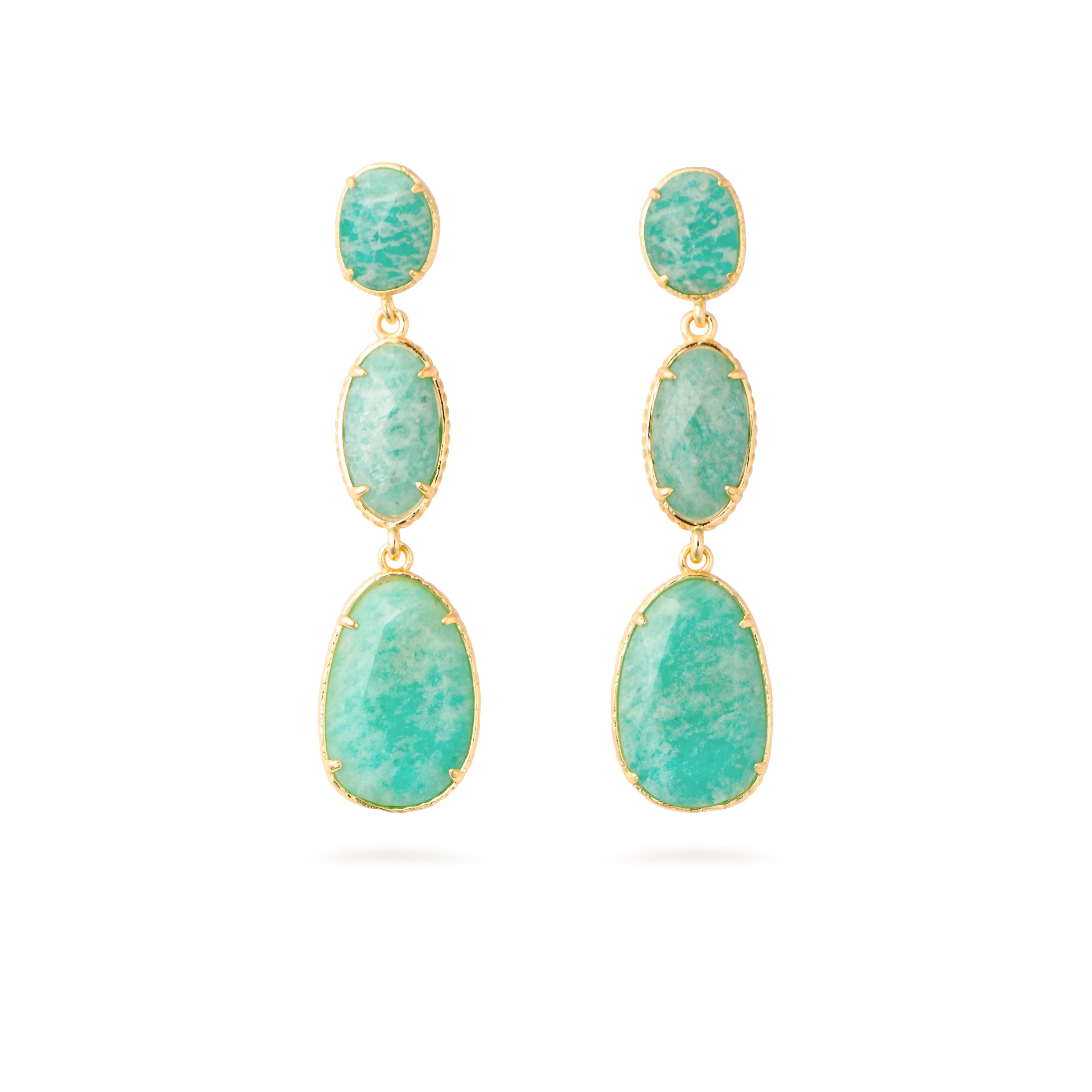 Boucles d'oreilles pendantes dorées Alissandra amazonite - Bijou photographié sur fond blanc