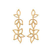 Boucles d'oreilles pendantes dorées Tavana fleurs - Bijou photographié sur fond blanc