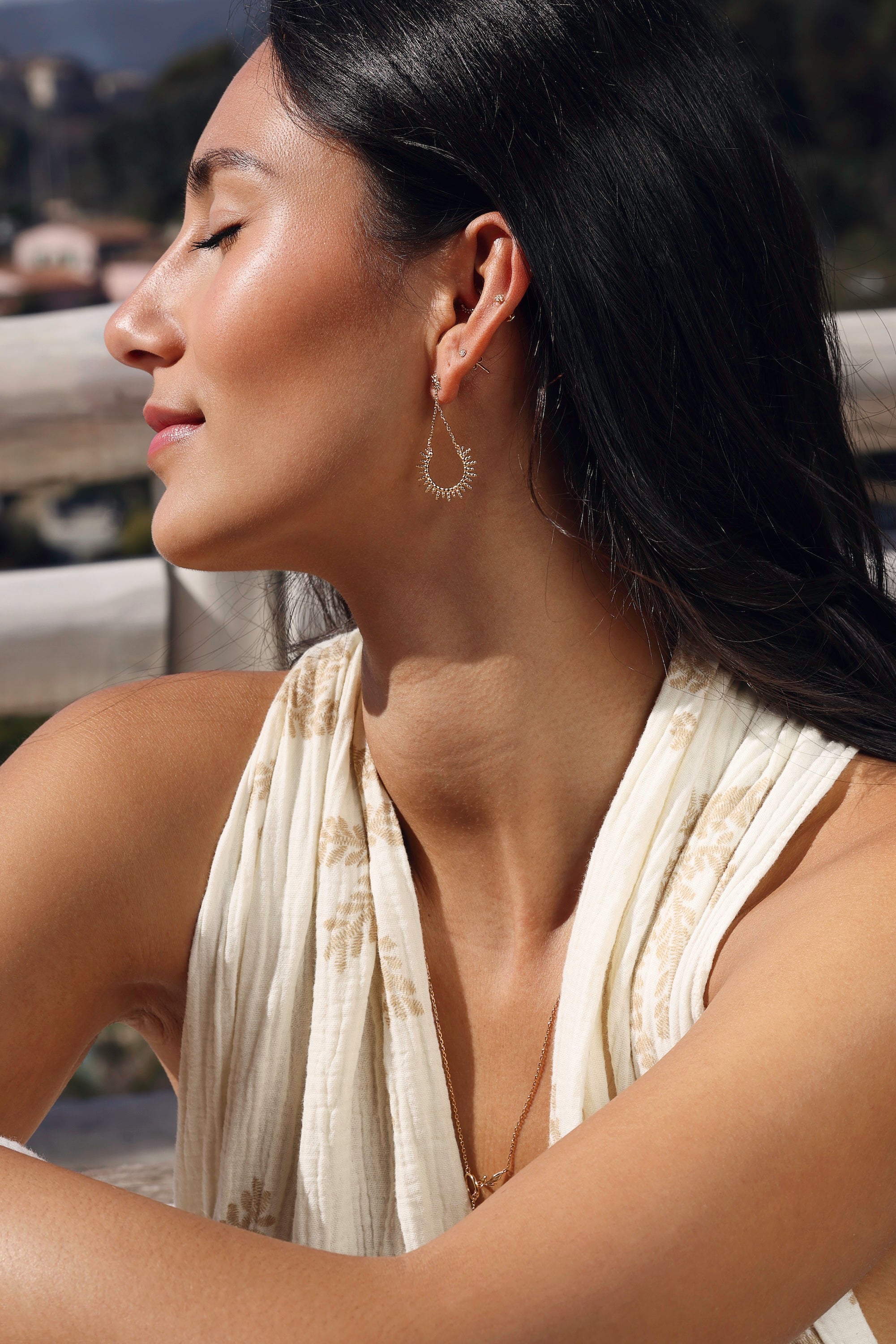 Boucles d'oreilles pendantes dorées Anouka soleil - Bijou porté