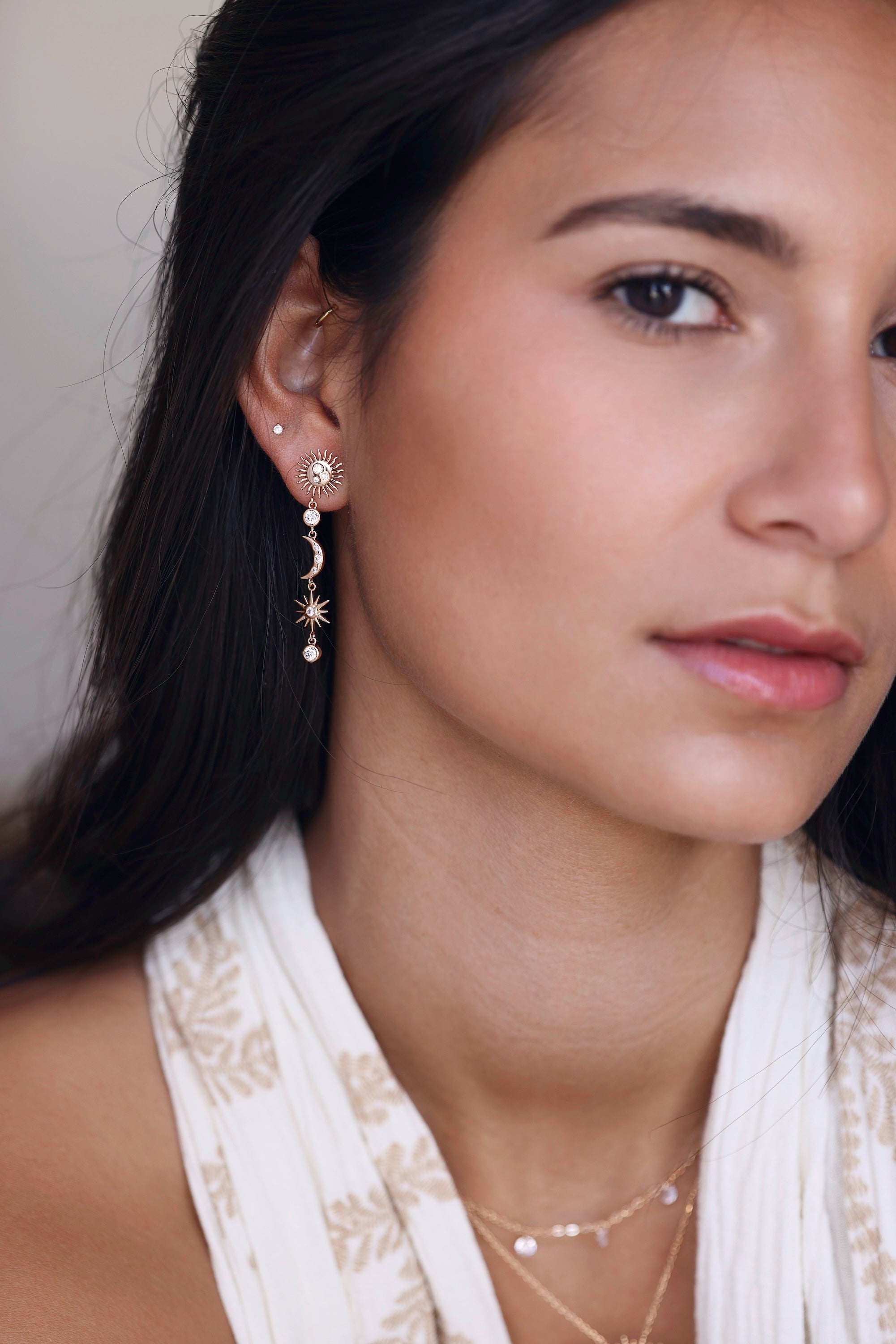 Boucles d'oreilles pendantes Célesta étoiles, lune et soleil - Bijou porté