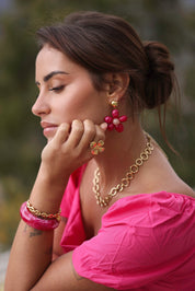 boucles d'oreilles pendantes dorées Marty fuchsia - Bijou porté
