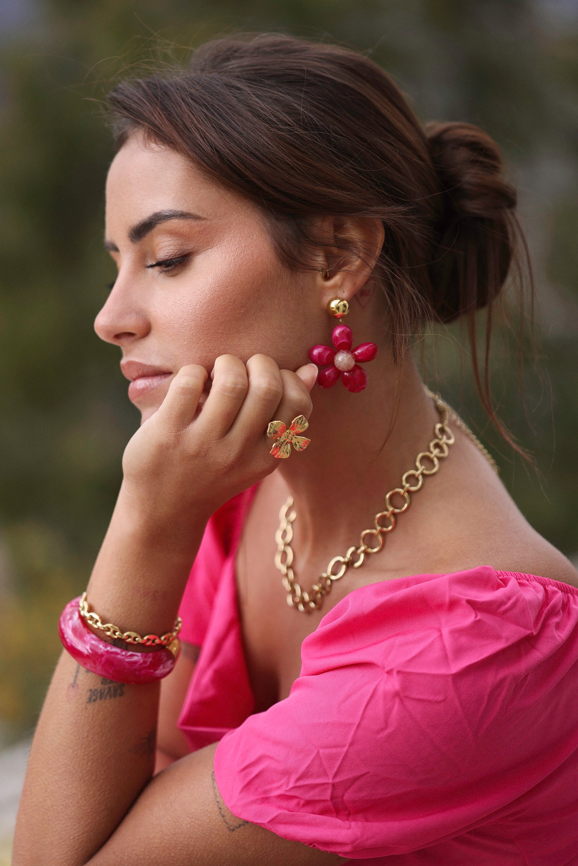 boucles d'oreilles pendantes dorées Marty fuchsia - Bijou porté