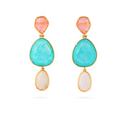 Boucles d'oreilles pendantes dorées Timy rose - Bijou photographié sur fond blanc