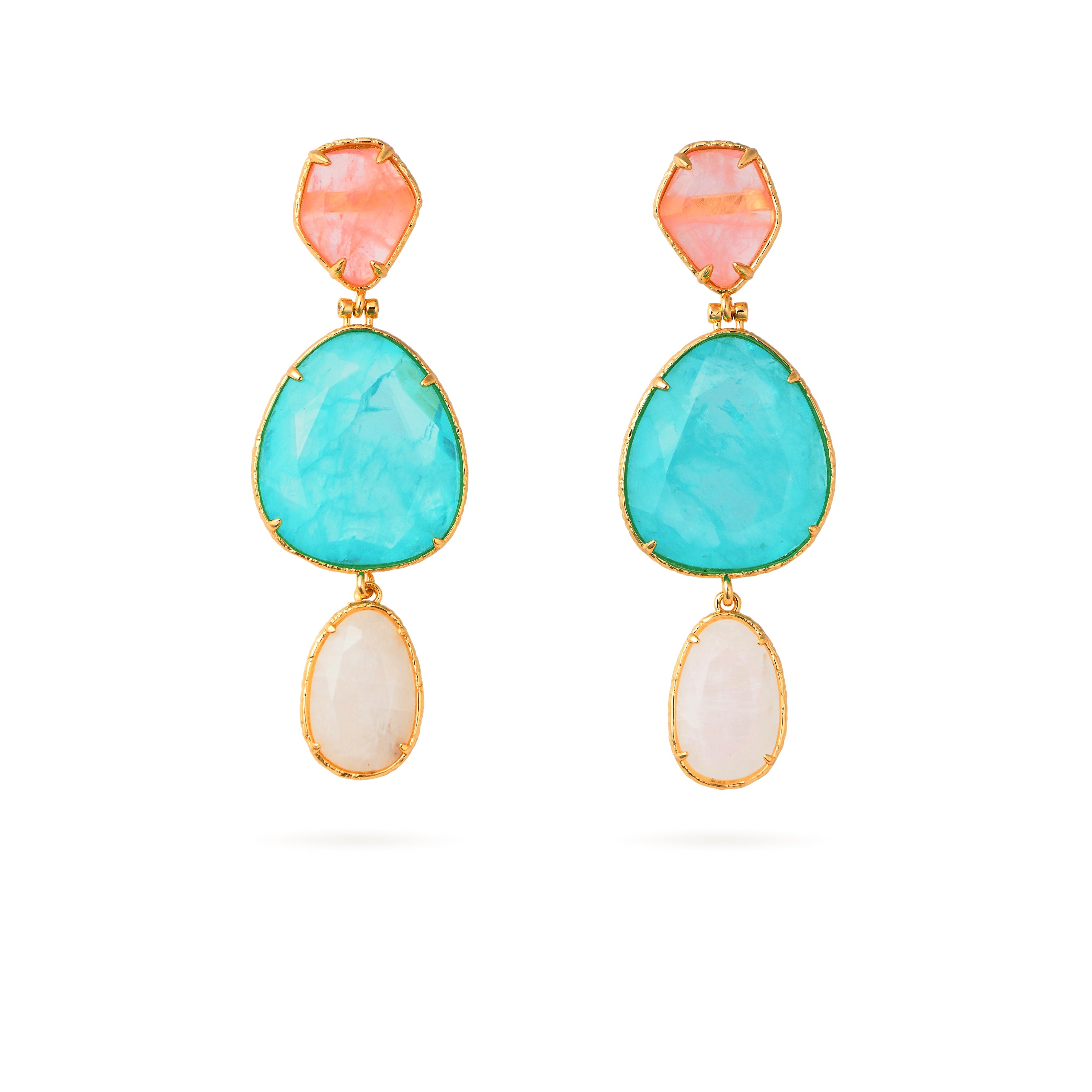 Boucles d'oreilles pendantes dorées Timy rose - Bijou photographié sur fond blanc