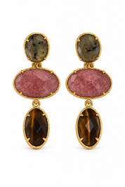 Boucles d'oreilles pendantes dorées Essia multi ornées de pierres naturelles - Bijou sur fond blanc