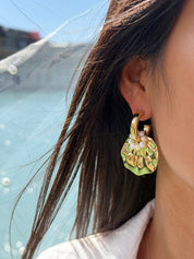 Boucles d'oreilles Isee créoles dorées avec pendentif pétale ondulé et perles en nacre - Bijou porté