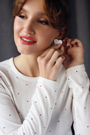 Boucles d’oreilles Ivanie blanc dorées cœurs blancs - Bijou porté