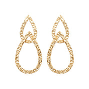  Boucles d'oreilles dorées Mariah pendantes doubles gouttes martelées - Bijou photographié sur fond blanc
