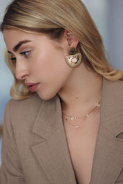 Boucles d'oreilles pendantes dorées Solal nacre - Bijou porté