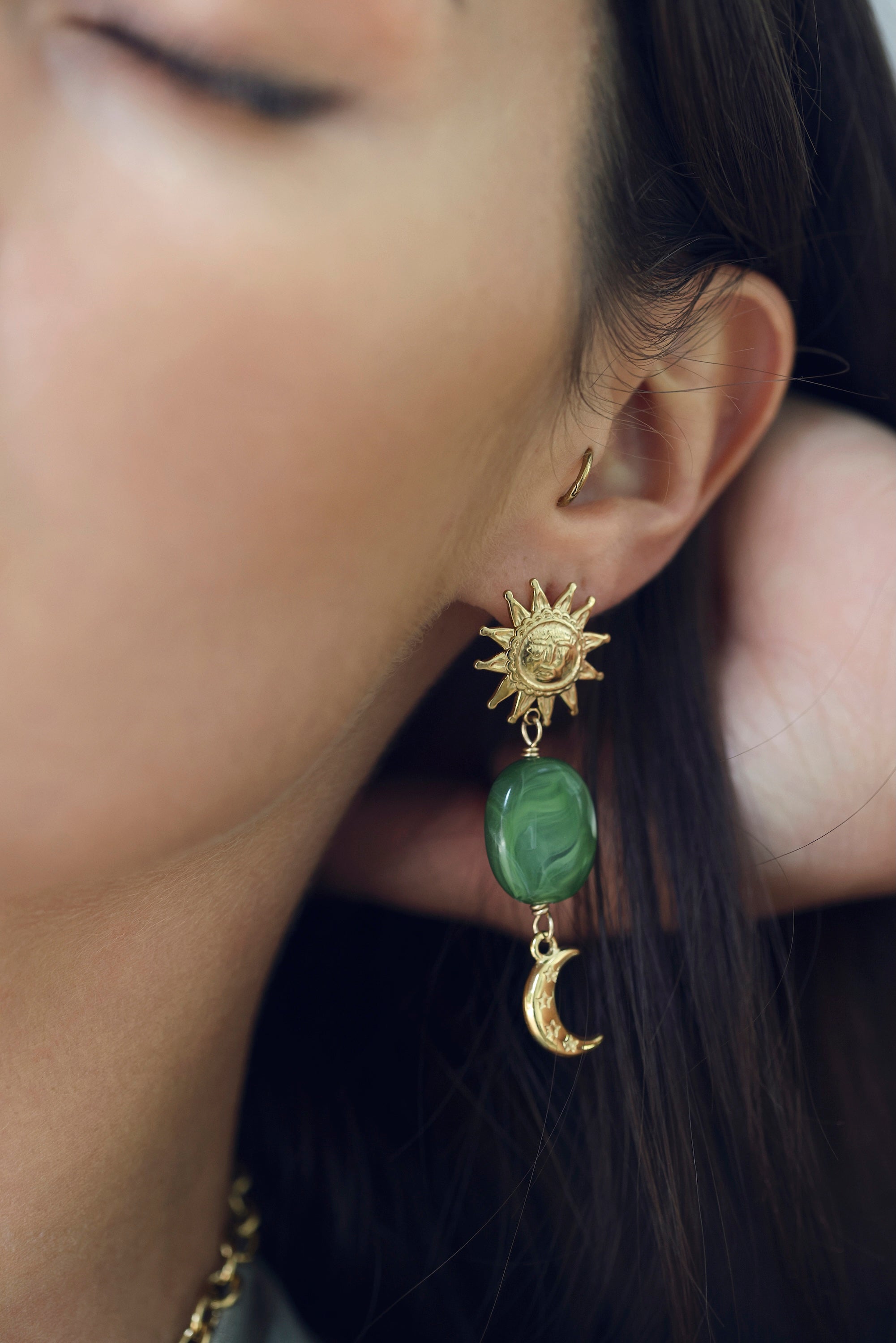 Boucles d'oreilles pendantes dorées Cyrielle verte soleil, lune et acétate verte - Bijou porté