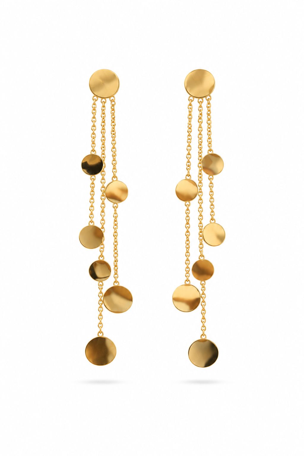 Boucles d'oreilles pendantes dorées Finna chaînes pendantes avec pastilles rondes lisses - Bijou sur fond blanc