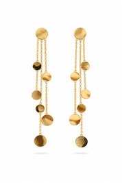 Boucles d'oreilles pendantes dorées Finna chaînes pendantes avec pastilles rondes lisses - Bijou sur fond blanc
