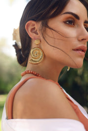 Boucles d'oreilles pendantes dorées Inaya ornées de coquillages - Bijou porté