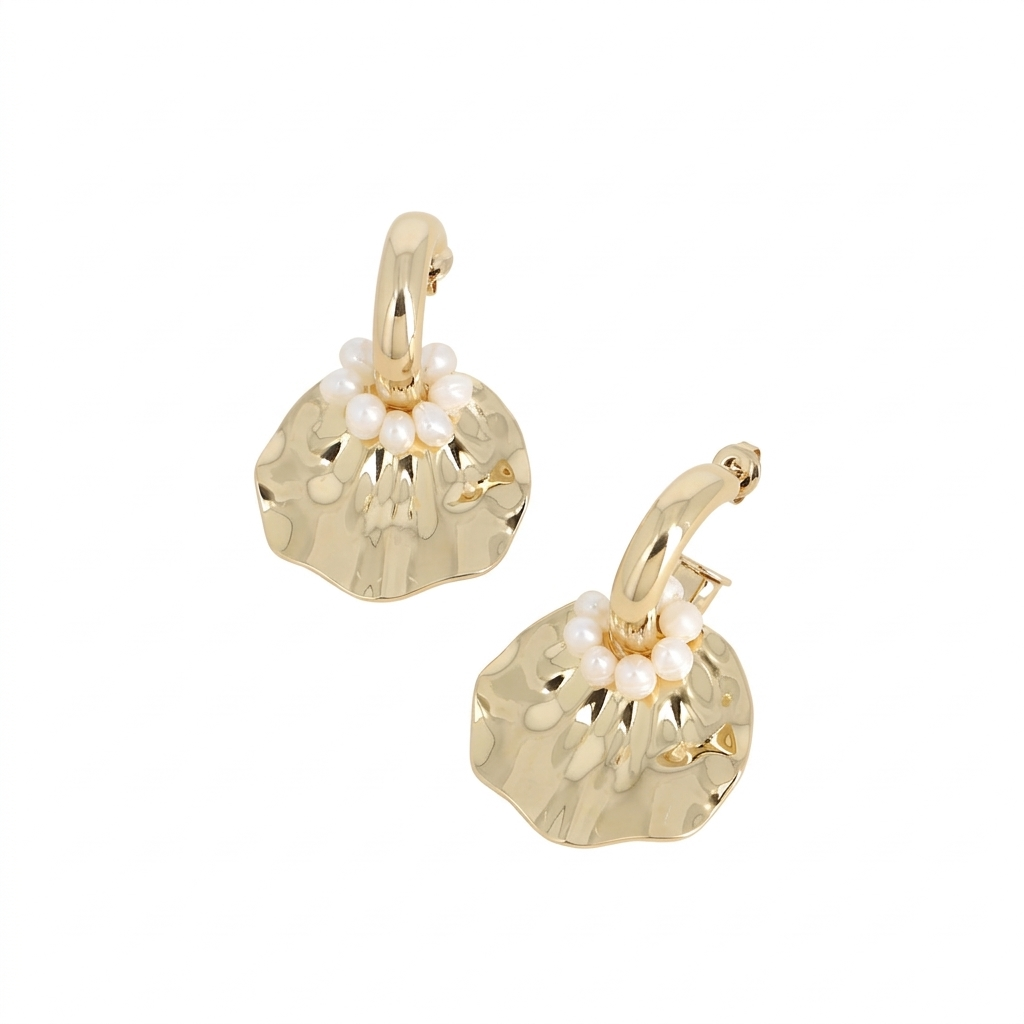 Boucles d'oreilles Isee créoles dorées avec pendentif pétale ondulé et perles en nacre - Bijou photographié sur fond blanc