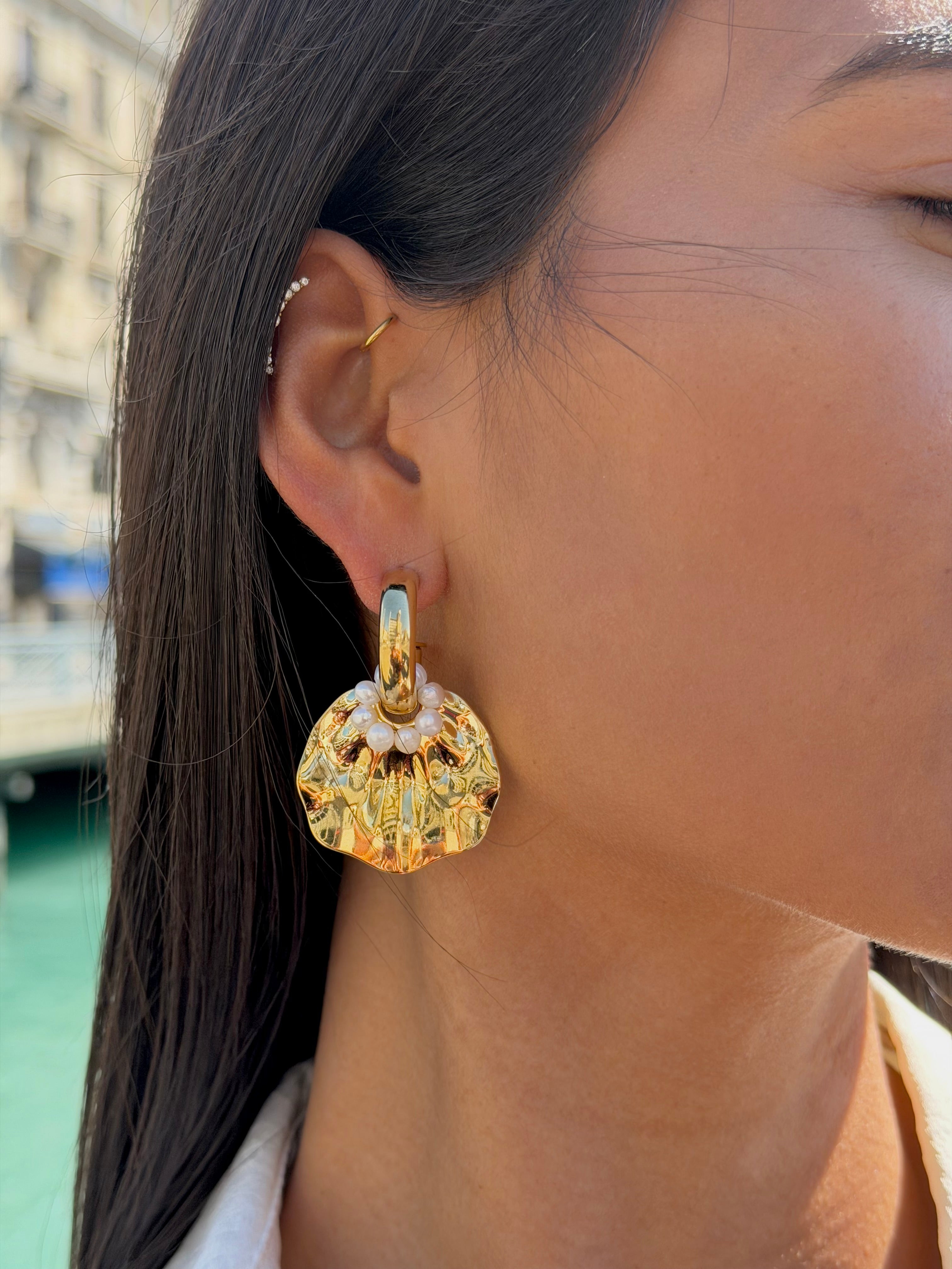 Boucles d'oreilles Isee créoles dorées avec pendentif pétale ondulé et perles en nacre - Bijou porté