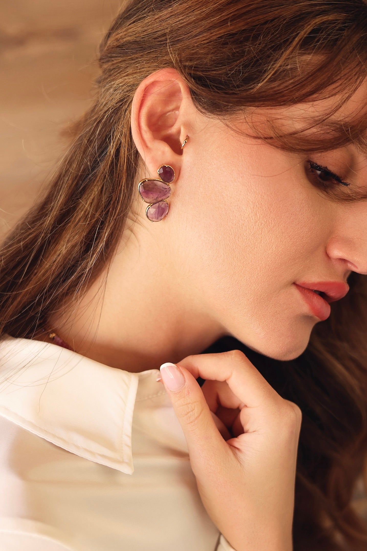 Boucles d'oreilles clous dorées Lindsay améthyste ornées de pierres naturelles - Bijou porté