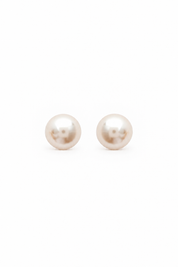 Boucles d'oreilles puces dorées perles d'eau douce 5mm - Bijou sur fond blanc