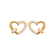 Boucles d’oreilles puces Taylor cœurs serties de zircons - Bijou photographié sur fond blanc