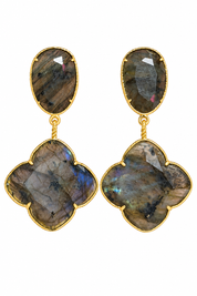 Boucles d'oreilles pendantes dorées à motif trèfle Zephira gris ornées de pierres naturelles - Bijou sur fond blanc