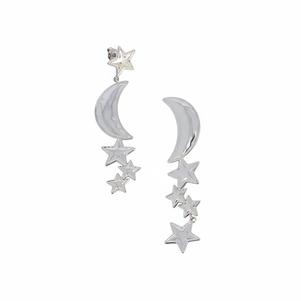 Boucles d'oreilles pendantes argentées Nocta motifs lunes et étoiles - Bijou photographié sur fond blanc