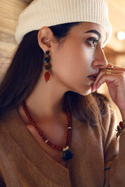 Boucles d'oreilles pendantes dorées Amandine ornées de pierres naturelles - Bijou porté
