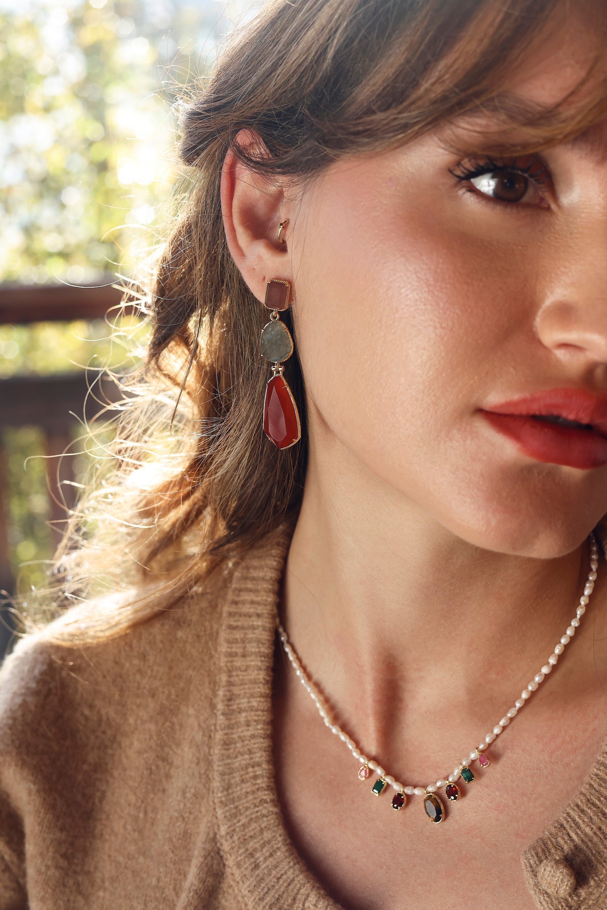 Boucles d'oreilles pendantes dorées Varana rouge ornées de pierres naturelles - Bijou porté