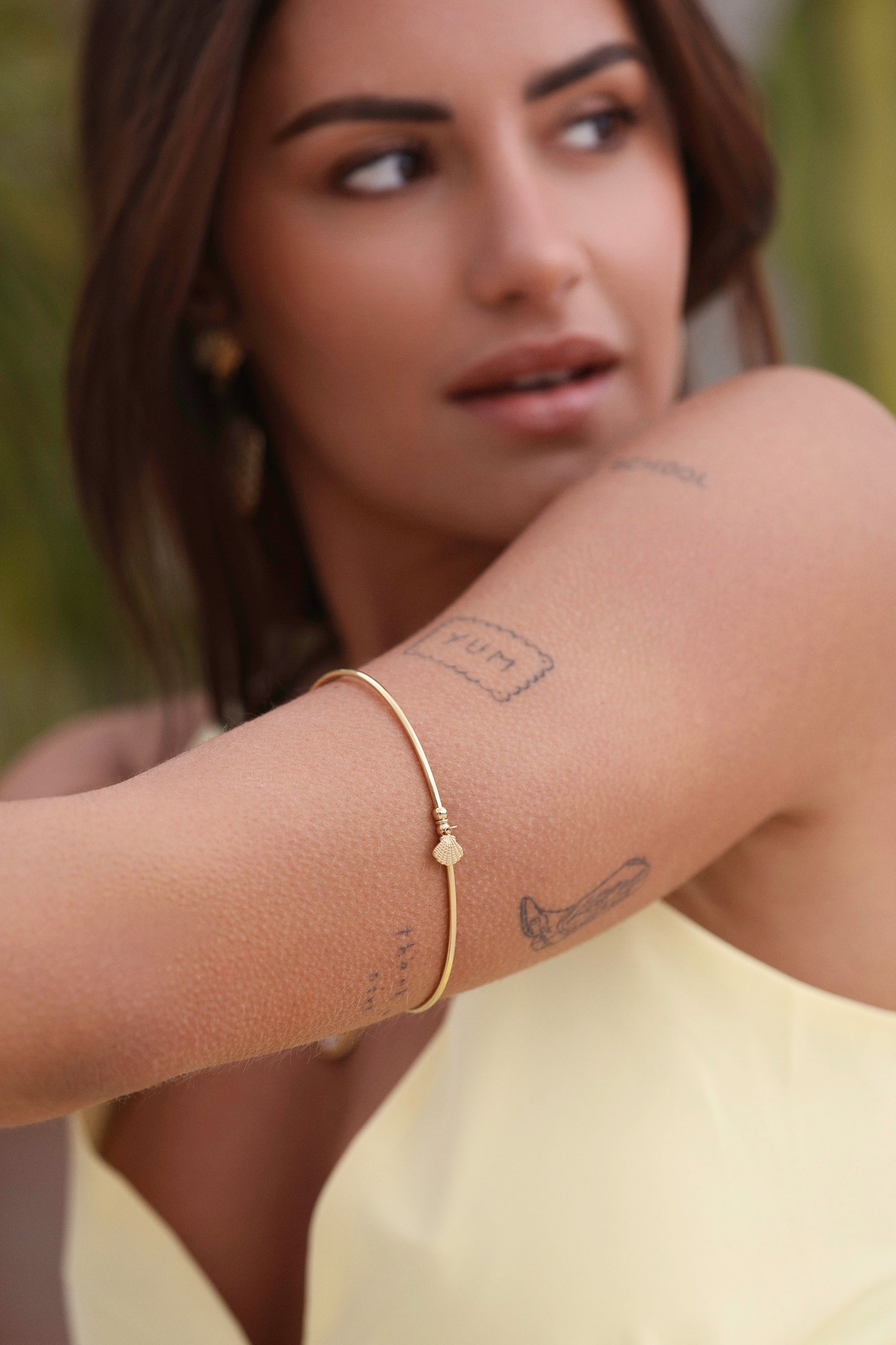 Bracelet de bras doré Elea avec pendentif coquillage - Bijou porté