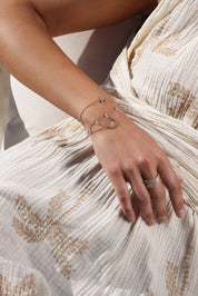 Bracelet doré Adi motif soleil ajouré - Bijou porté