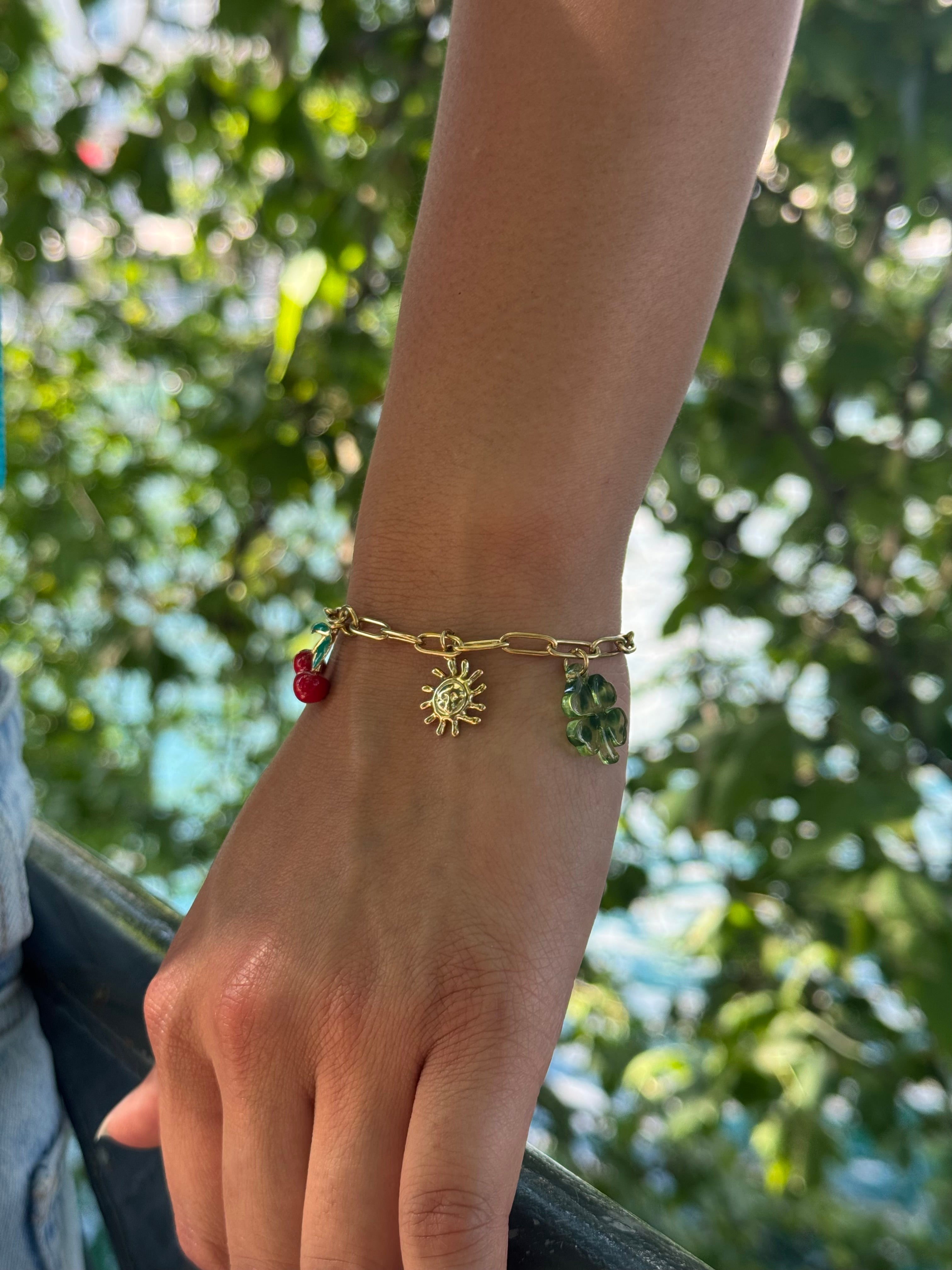 Bracelet doré Cerise pendentifs trèfle, cerise. soleil et coeur - Bijou porté