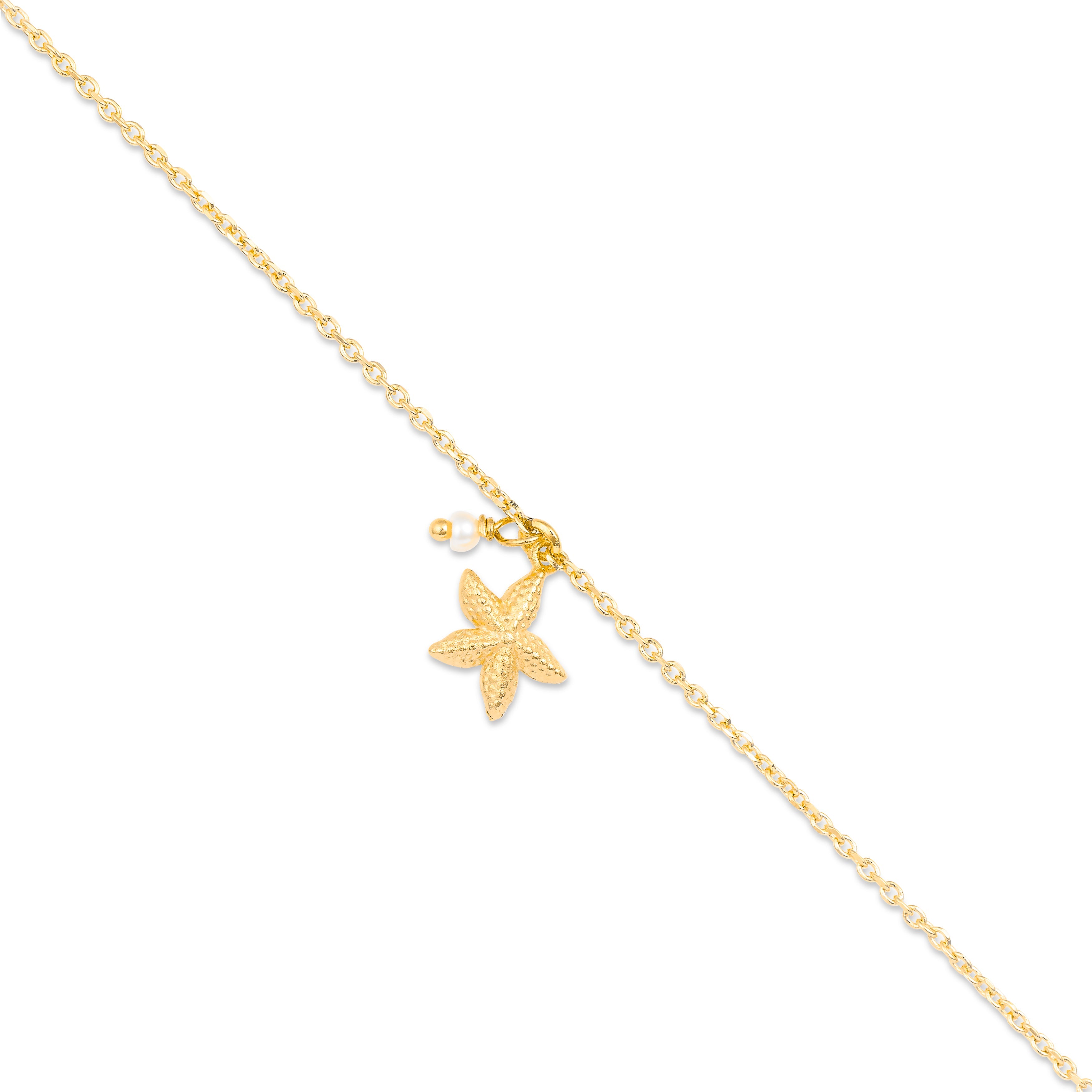 Bracelet doré Dewi en laiton doré 3 microns avec pendentif étoile de mer et nacre - Bijou photographié sur fond blanc